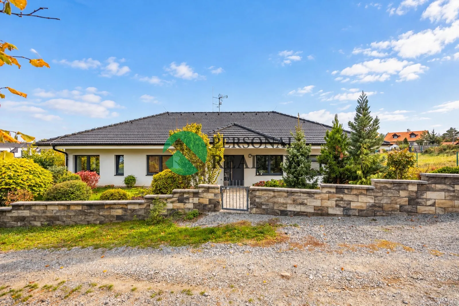Prodej rodinného bungalovu 7+kk (203 m²) s bazénem, terasou a parkovacím stáním, Těptín – Kamenice
